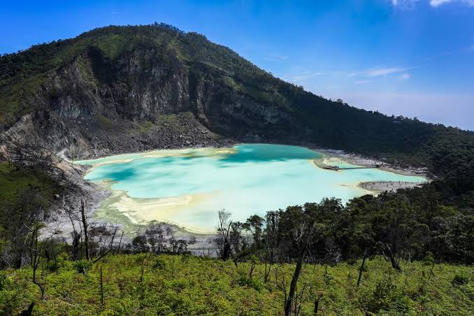 Pemandangan Danau Kawah Putih Ciwidey